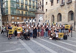 Protesta de los vecinos del Casco Viejo este lunes frente a la catedral de Santiago.