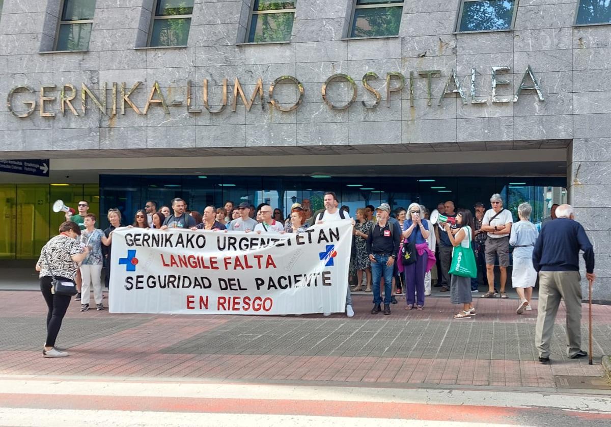 Un grupo de trabajadores del hospital de Gernika protaganizó ayer por la mañana una protesta contra la «crítica» falta de personal en el centro sanitario.