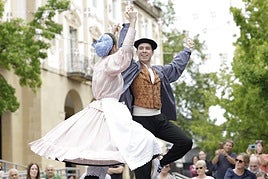 Gorka Granado y Maren Galez bailando en la XII edición del concurso de Jotas.