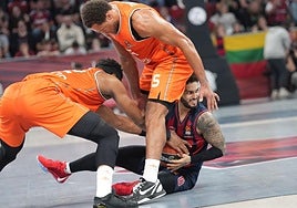 Howard mantiene la posesión pese a la defensa de Davies y Anderson.