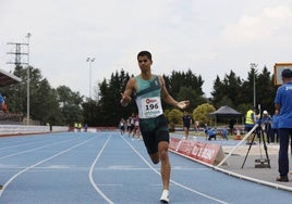 Attaoui celebra su récord al cruzar la línea de meta.