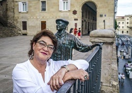 Elena Martínez de Madina posa junto a la estatua de Celedón, en la balconada de San Miguel.