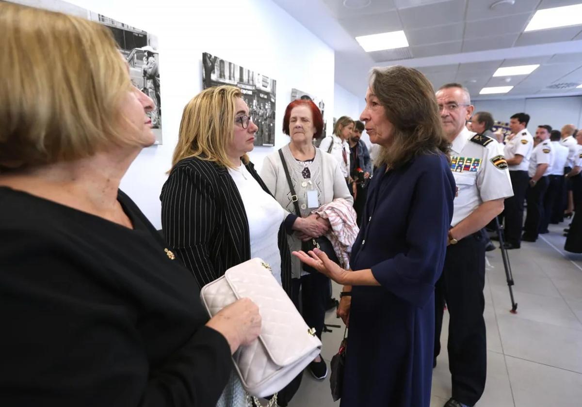 Marisol Garmendia saluda a tres viudas de policías nacionales víctimas del terrorismo en el acto de este lunes en San Sebastián.