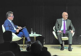 Eduardo Ruiz de Gordejuela, CEO de Kutxabank (centro) y José Ignacio Zudaire, presidente de la Cámara de Comercio de Bilbao (dcha.), durante el coloquio moderado por el corresponsal económico del periódico, Manu Alvarez.