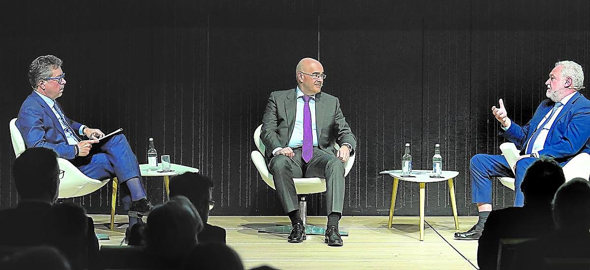 Eduardo Ruiz de Gordejuela, CEO de Kutxabank (centro) y José Ignacio Zudaire, presidente de la Cámara de Comercio de Bilbao (dcha.), durante el coloquio moderado por el corresponsal económico del periódico, Manu Alvarez.