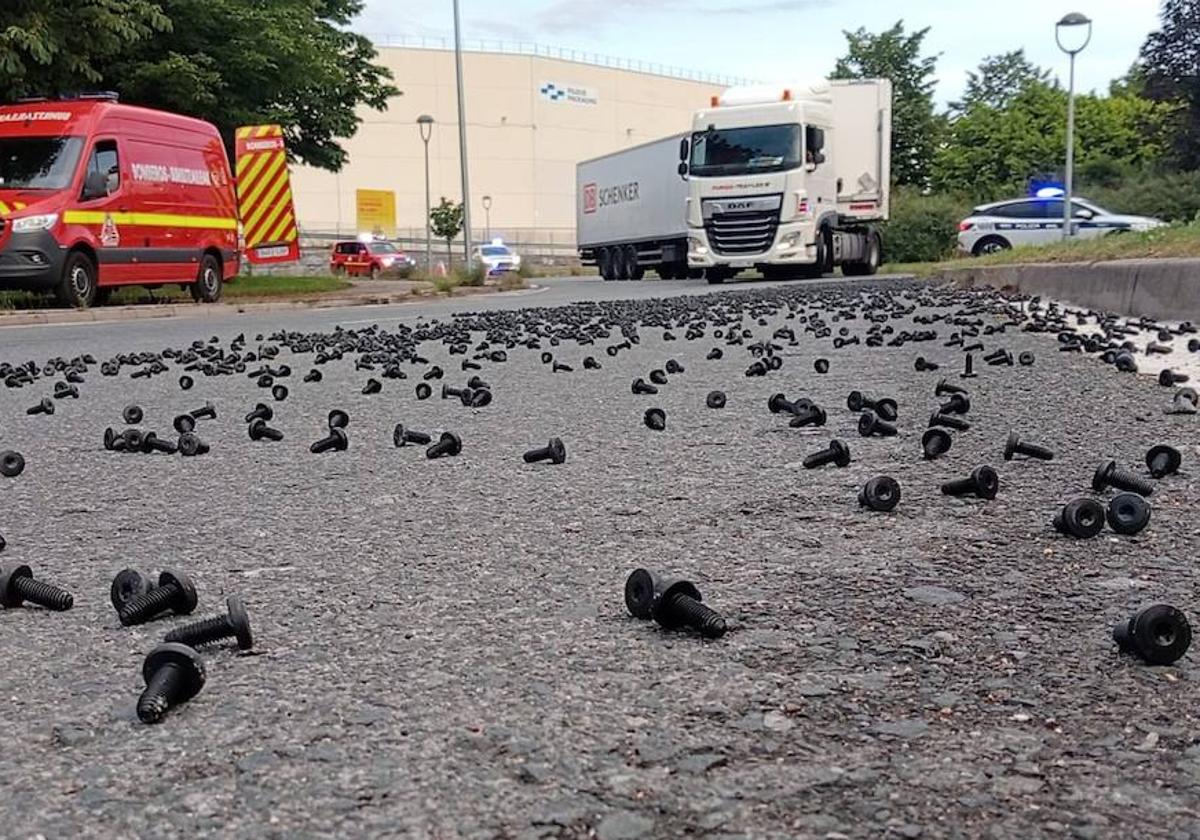 Los tornillos sobre la calzada de la calle Lermandabidea.