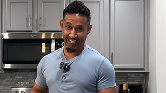 Un influencer dominicano prueba por primera vez el kalimotxo y esta es su sorprendente reacción