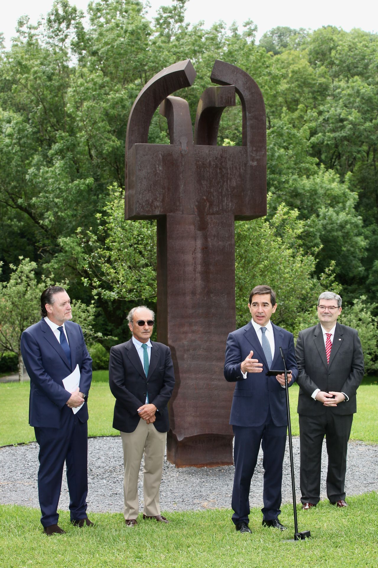 El presidente del BBVA, Carlos Torres Vila (2d), el director del Museo de Bellas Artes de Bilbao, Miguel Zugaza (i), el responsable del Museo Chillida Leku, Luis Chillida (2i), y el alcalde de Bilbao, Juan Mari Aburto (d), en la presentación del acuerdo