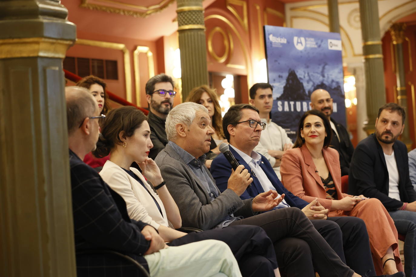 Juan Carlos Pérez, con micrófono, en la presentación en el Arriaga de su ópera, con libreto de Kirmen Uribe, a la derecha.