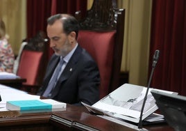 La fotografía rota, con el presidente del Parlamento de las Baleares, Gabriel Le Senne, al fondo.