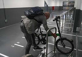 El aparcamiento de la calle Nueva Fuera cuenta con 35 plazas para bicicletas.