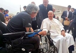 La expedición alavesa, junto al Papa en el Vaticano.