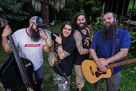 Víctor Martín (contrabajo), David 'Dagda' Sánchez, Goiatz Dutto y Lander Lourido forman Moonshine Wagon, que el sábado tocarán en el Azkena.
