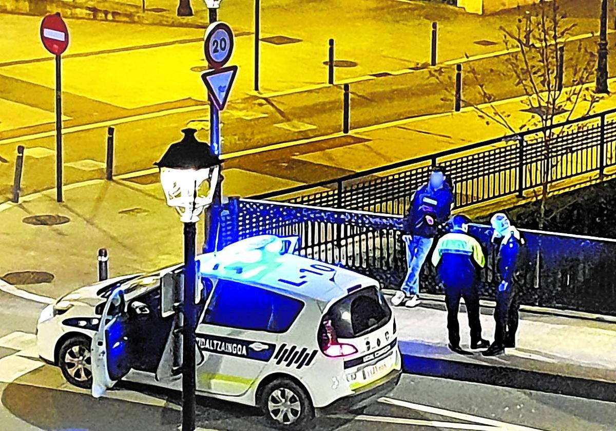 Dos agentes de la Policía Municipal de Llodio patrullan en el puente de la estación de Llodio.