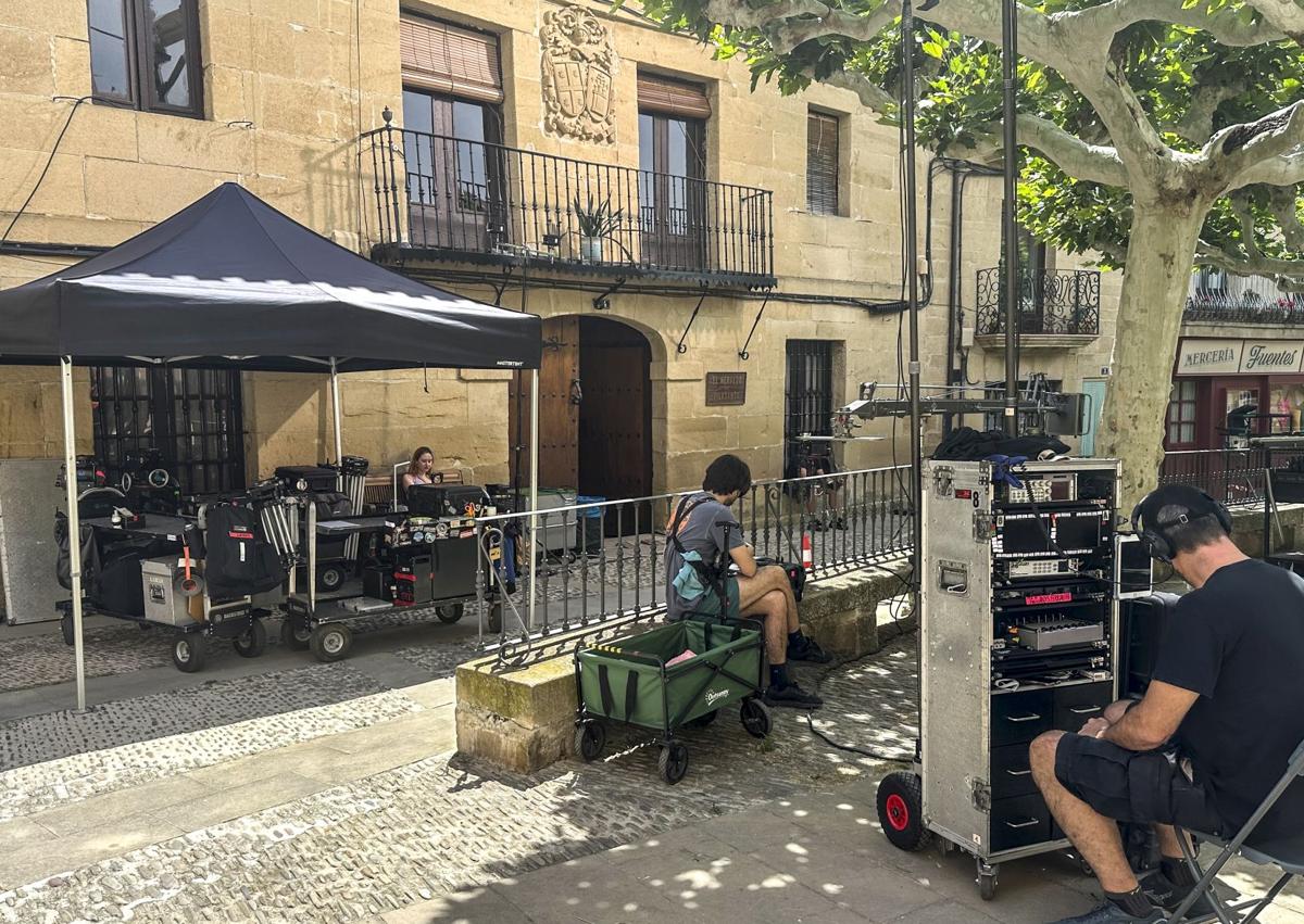 Imagen secundaria 1 - Figurantes se mueven por las calles de la villa de Rioja Alavesa ante un gran despliegue técnico dy de profesionales del cine.