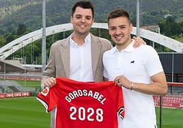 Gorosabel, junto al director deportivo del Athletic y también exalbiazul, Mikel González.