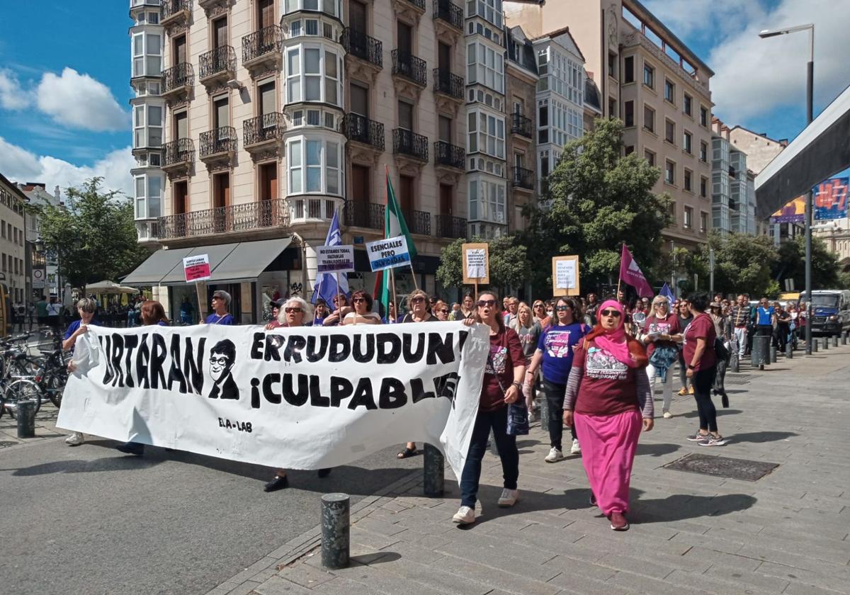 Trabajadoras de las residencias privadas se manifiestan por las calles de Vitoria.