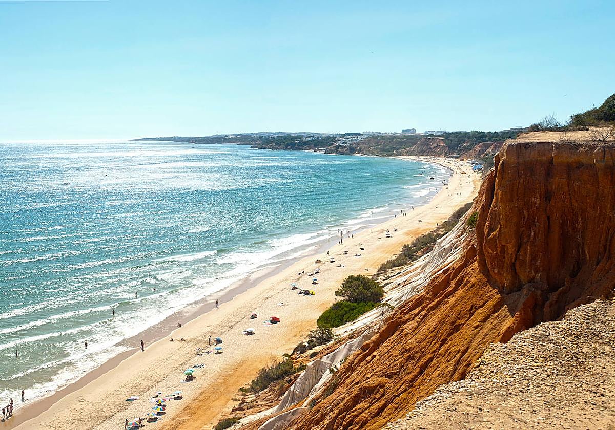 Vista de la playa de Falésia desde lo alto del acantilado.