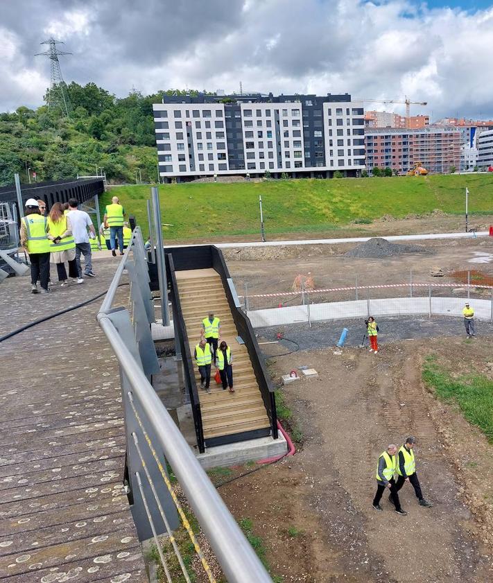 Imagen secundaria 2 - Imágenes del exterior y del interior del pabellón, así como de las escaleras de acceso a la rampa que conecta con el cargadero de la Franco-Belga. 