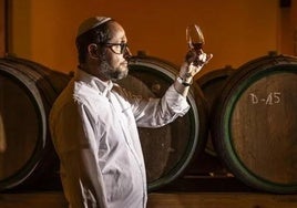 Jacob Strier, enviado especial de la comunidad judía, observa con detalle el brandy kosher recién destilado en la alcoholera de Cenicero.