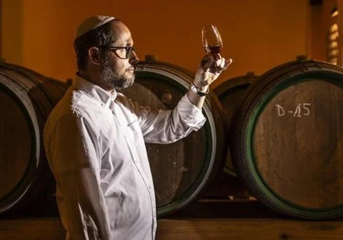 Jacob Strier, enviado especial de la comunidad judía, observa con detalle el brandy kosher recién destilado en la alcoholera de Cenicero.