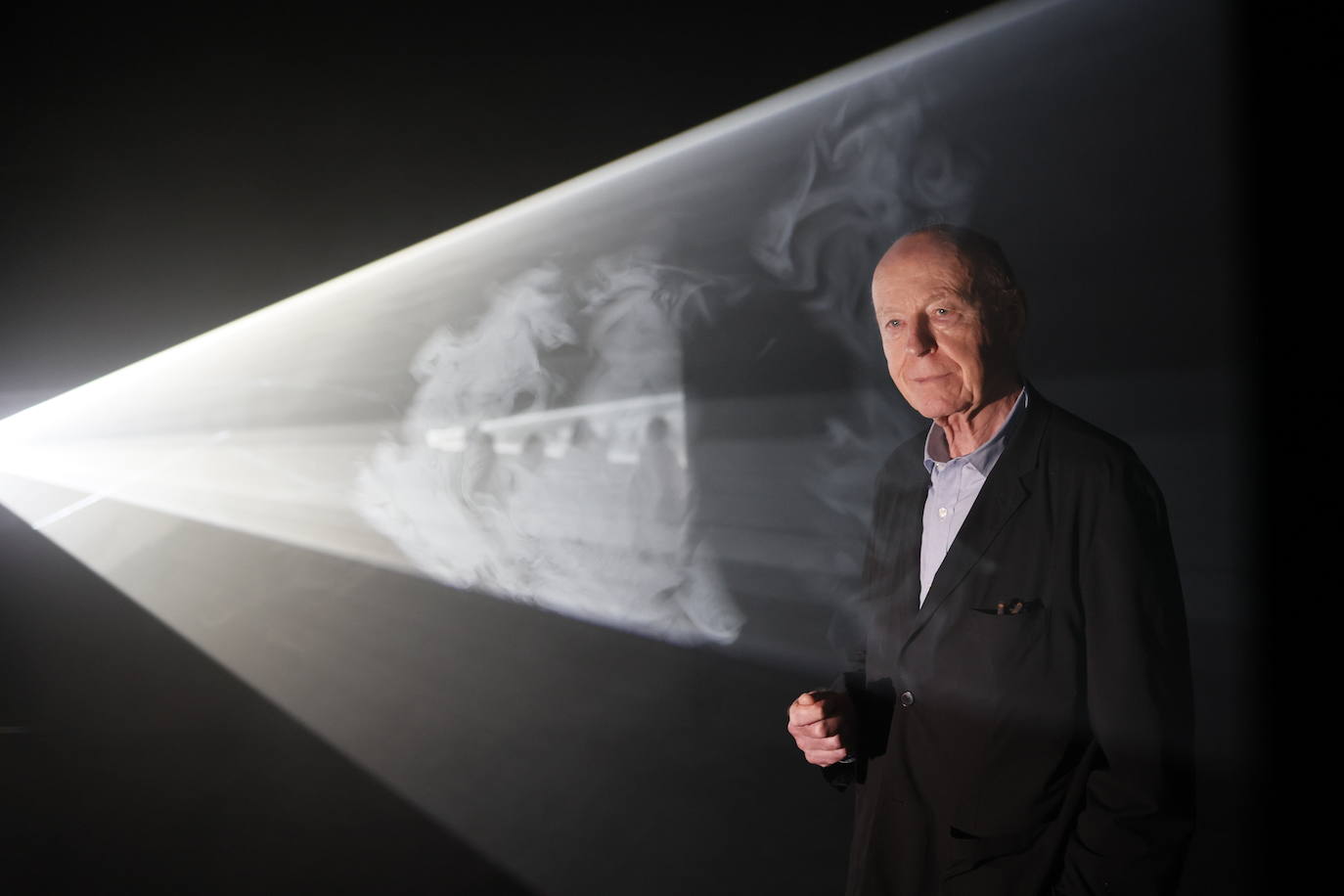 Anthony McCall, dentro de su obra 'Fracción de segundo Espejo IV' (2024), que acaba de inaugurarse en el Guggenheim.