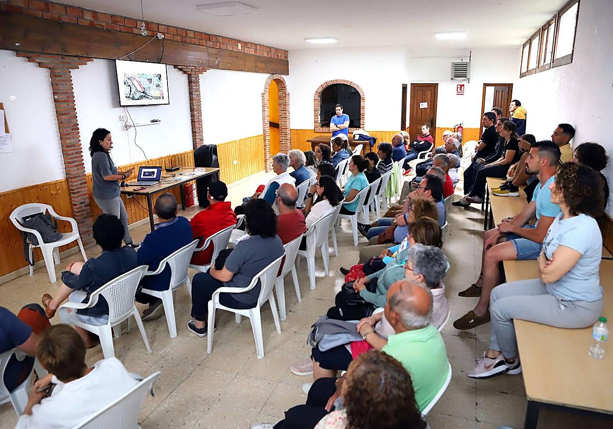 Un momento de la reunión informativa celebrada en la tarde del martes en la Asociación de Vecinos de Los Ángeles.