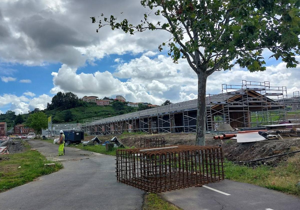 Imagen principal - Imágenes del exterior y del interior del pabellón, así como de las escaleras de acceso a la rampa que conecta con el cargadero de la Franco-Belga. 