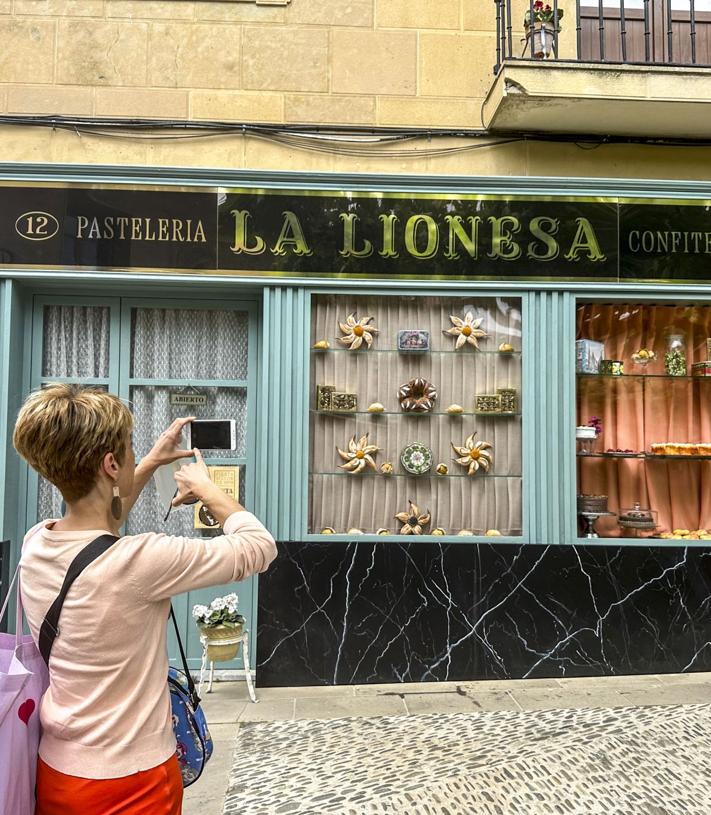 Imagen secundaria 2 - Figurantes se mueven por las calles de la villa de Rioja Alavesa ante un gran despliegue técnico dy de profesionales del cine.