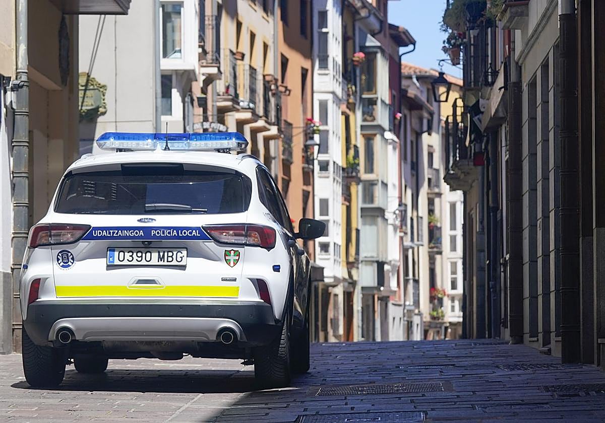Un coche patrulla de la Policía Local transita por el Casco Viejo de Vitoria.