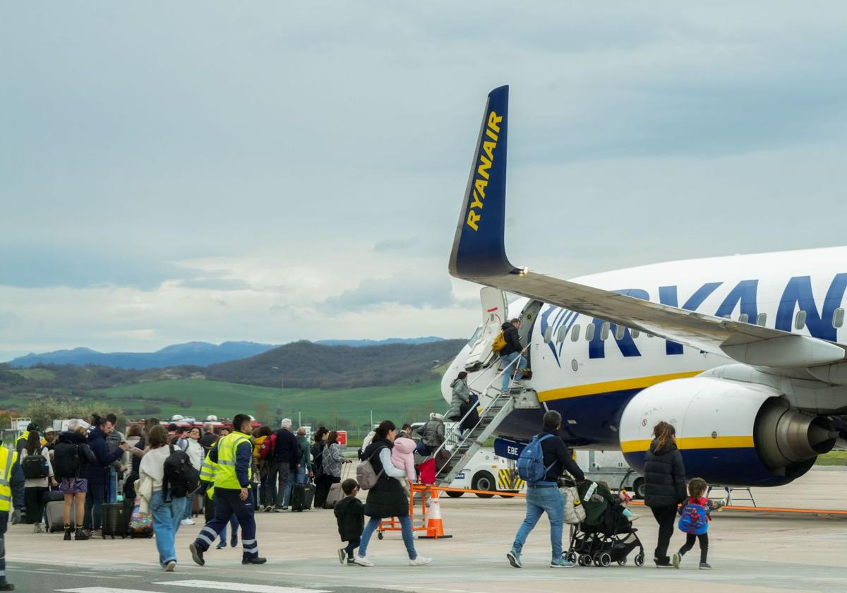 Avión de Raybnar con destino a Alicante en el Aeropuerto de Foronda.