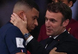 Emmanuel Macron saluda a Kylian Mbappé.