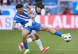 Javi López corta un balón dirigido hacia Kubo en el derbi contra la Real Sociedad disputado en Mendizorroza en marzo.