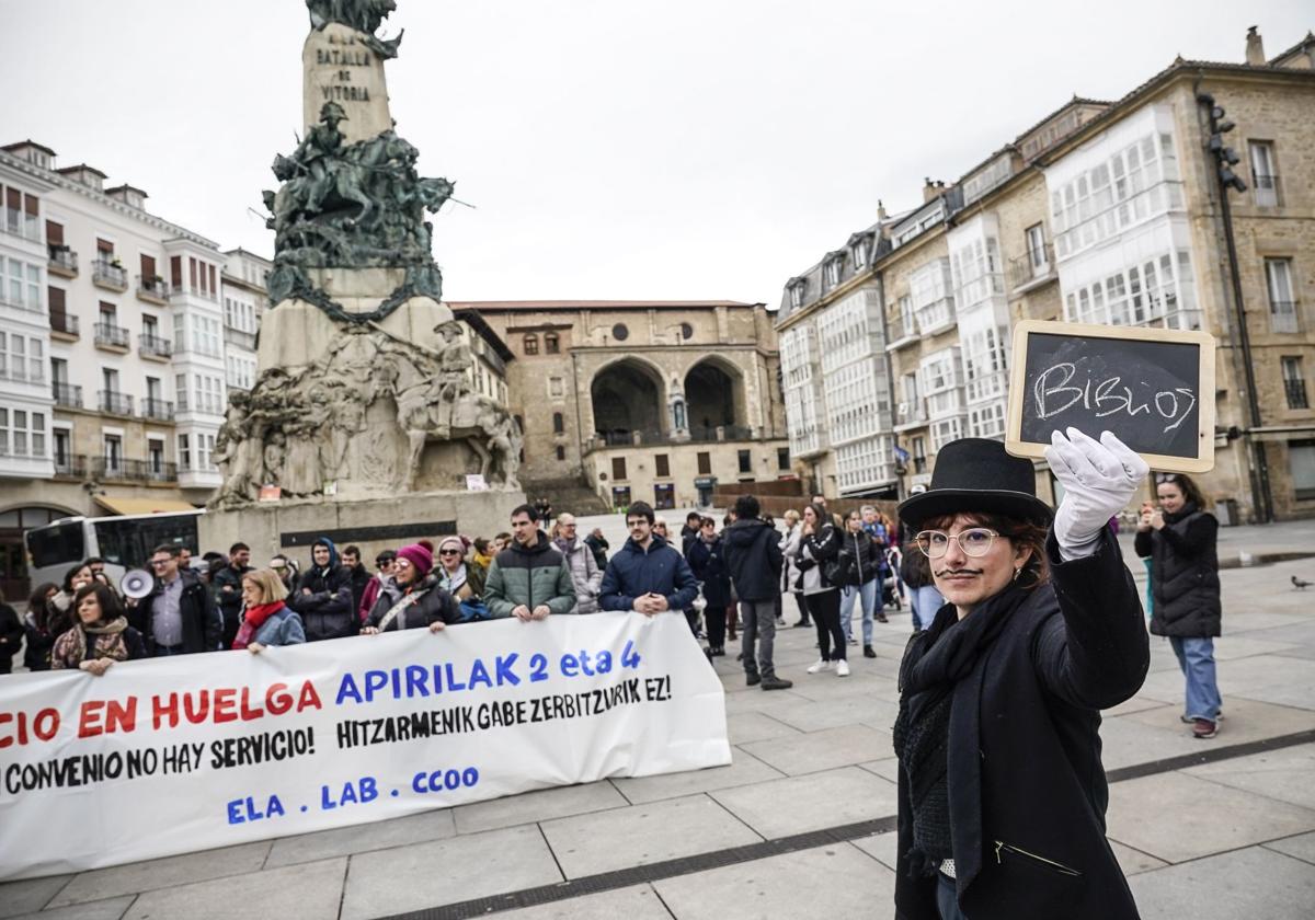 Protesta de los trabajadores de las bibliotecas durante las huelgas de abril