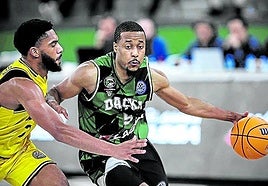 Ali Abdur lleva el balón en un partido con el Darussafaka turco.