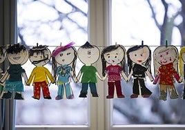 Denuncian a una profesora de un colegio de Pontevedra por supuestamente atar a dos niñas tras darse besos en la boca