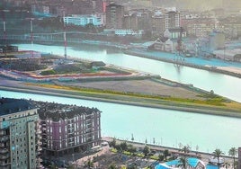 La punta norte de Zorrozaurre, donde se plantea la creación de una gran piscina de agua dulce que haga las veces de playa fluvial en una parcela de propiedad municipal.