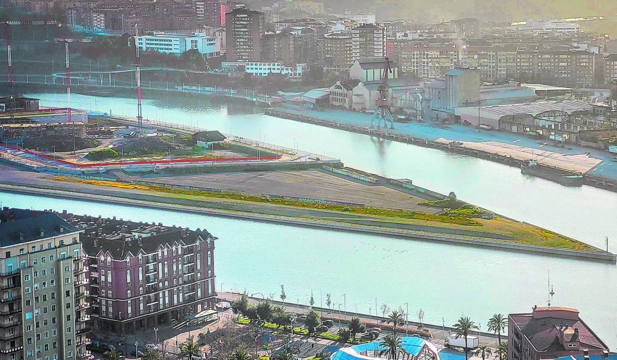 La punta norte de Zorrozaurre, donde se plantea la creación de una gran piscina de agua dulce que haga las veces de playa fluvial en una parcela de propiedad municipal.