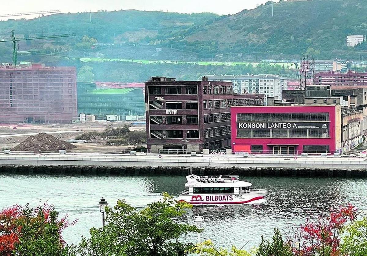 Un barco de Bilboats pasa junto a Zorrozaurre, en una imagen de archivo.