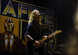 Bonafide emulan a AC/DC para cerrar la primera jornada