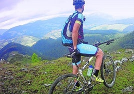 Un ciclista observa las espectaculares vistas, en un momento de la ruta.