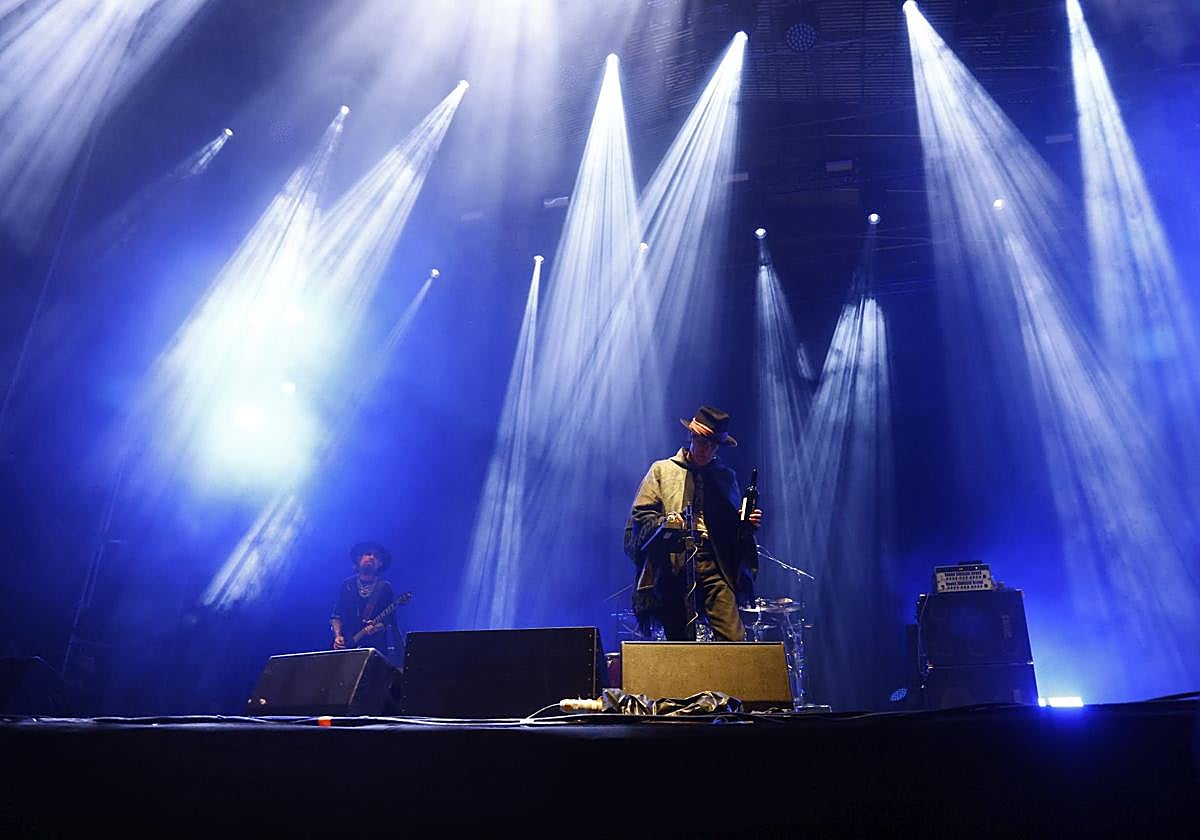 Farrel, con su botella de vino, escoltado por el guitarrista Dave Navarro.
