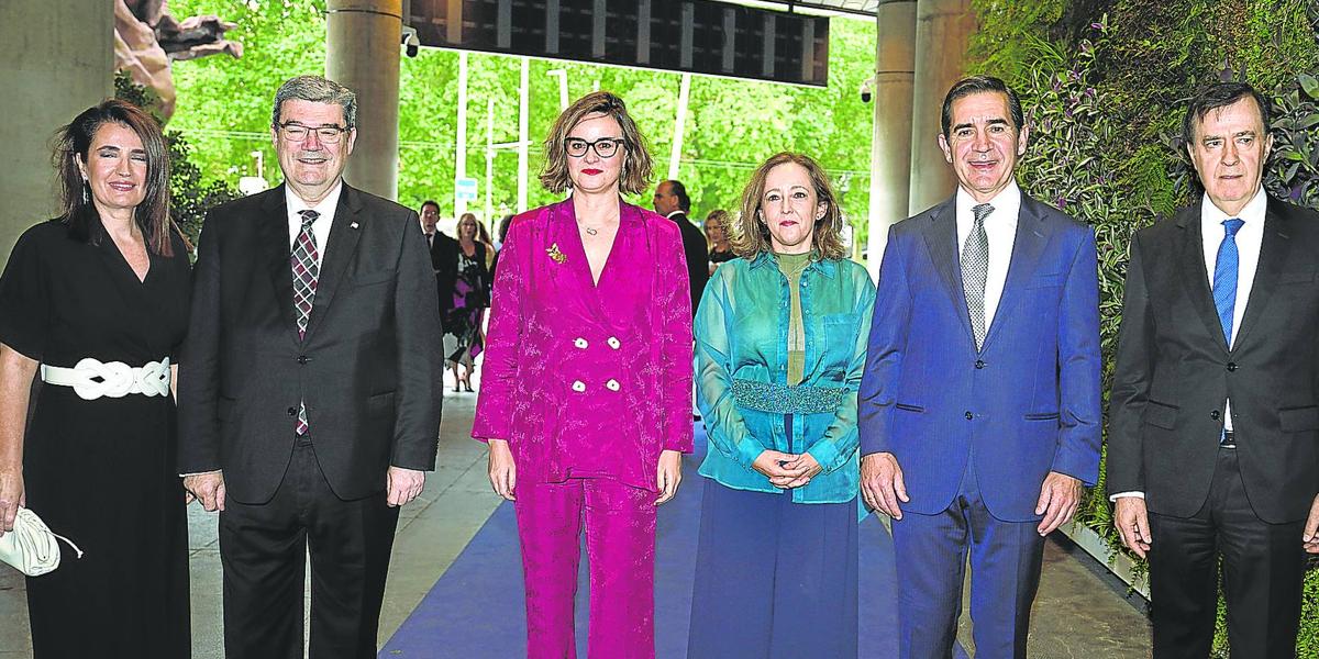 Mireya Uribeetxebarria, Juan Mari Aburto, Elixabete Etxanobe, Eloísa del Pino, Carlos Torres Vila y Rafael Pardo.