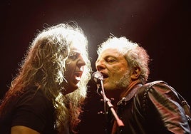 Carlos Tarque con el guitarrista Carlos Raya (izquierda).