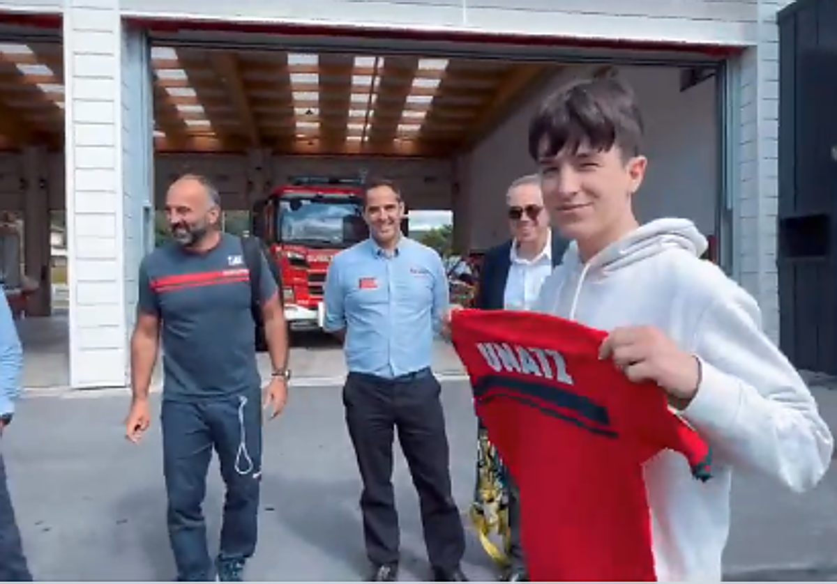 Los bomberos homenajean a Unatz, el chaval de 15 años que salvó de las llamas a su madre y su hermana en Bermeo