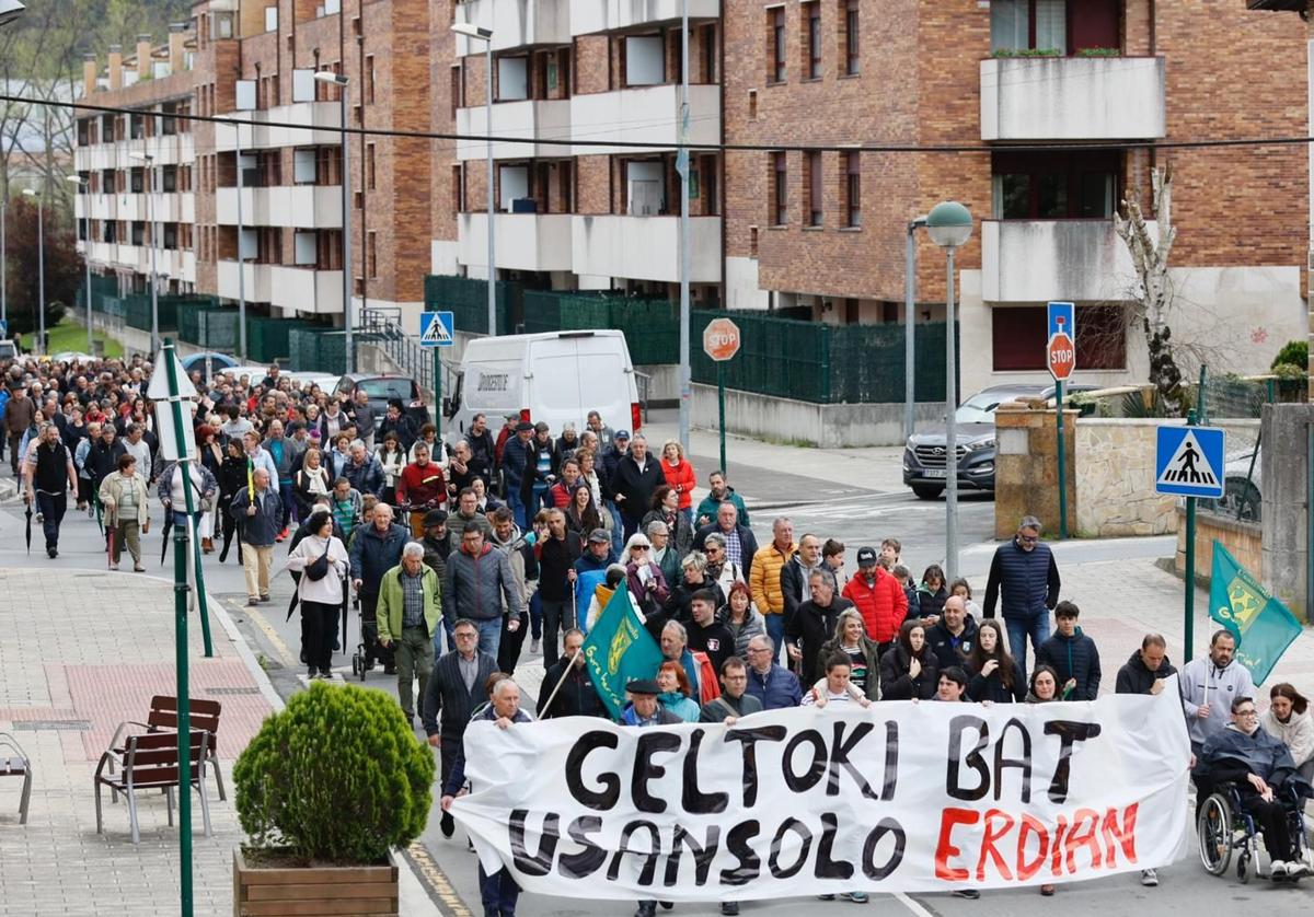 Imagen de una de las concentraciones en protesta por el trazado de la Línea 5.