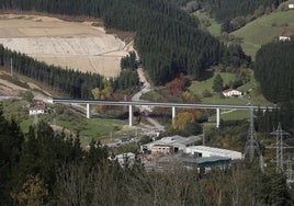 Viaducto del TAV en Ezkio-Itsaso, desde donde la Diputación pide que salga el enlace hasta Irurtzun para llegar a Pamplona a través de un túnel bajo Aralar.