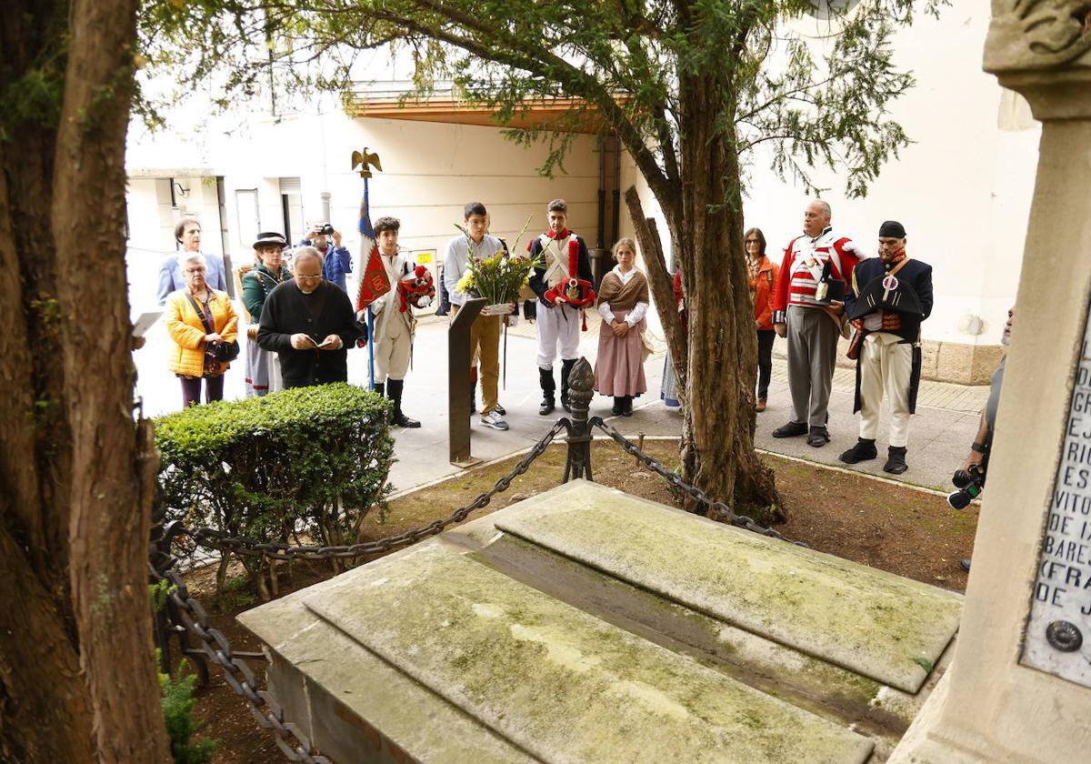 El cementerio de Santa Isabel ha sido escenario de la ofrenda floral.