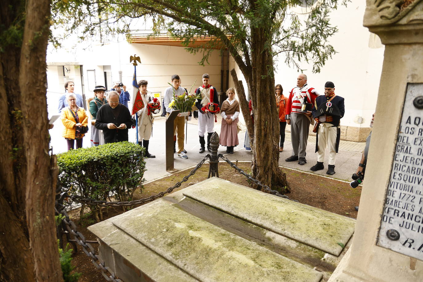 La ofrenda floral al General Álava en Vitoria, en imágenes