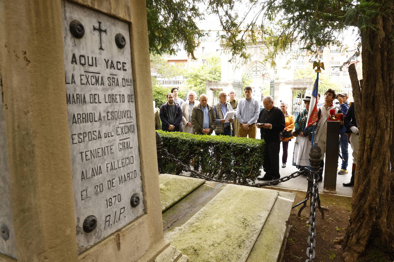 La ofrenda floral al General Álava en Vitoria, en imágenes